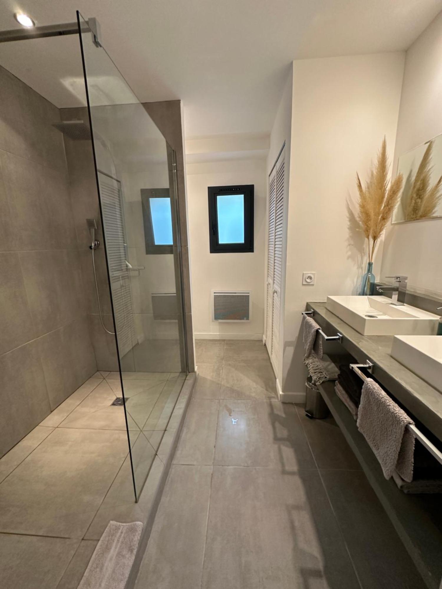 Maison Contemporaine Avec Piscine Privee Chauffee, Entre Plages Et Provence, Borne 11 Kw 이스틀 외부 사진
