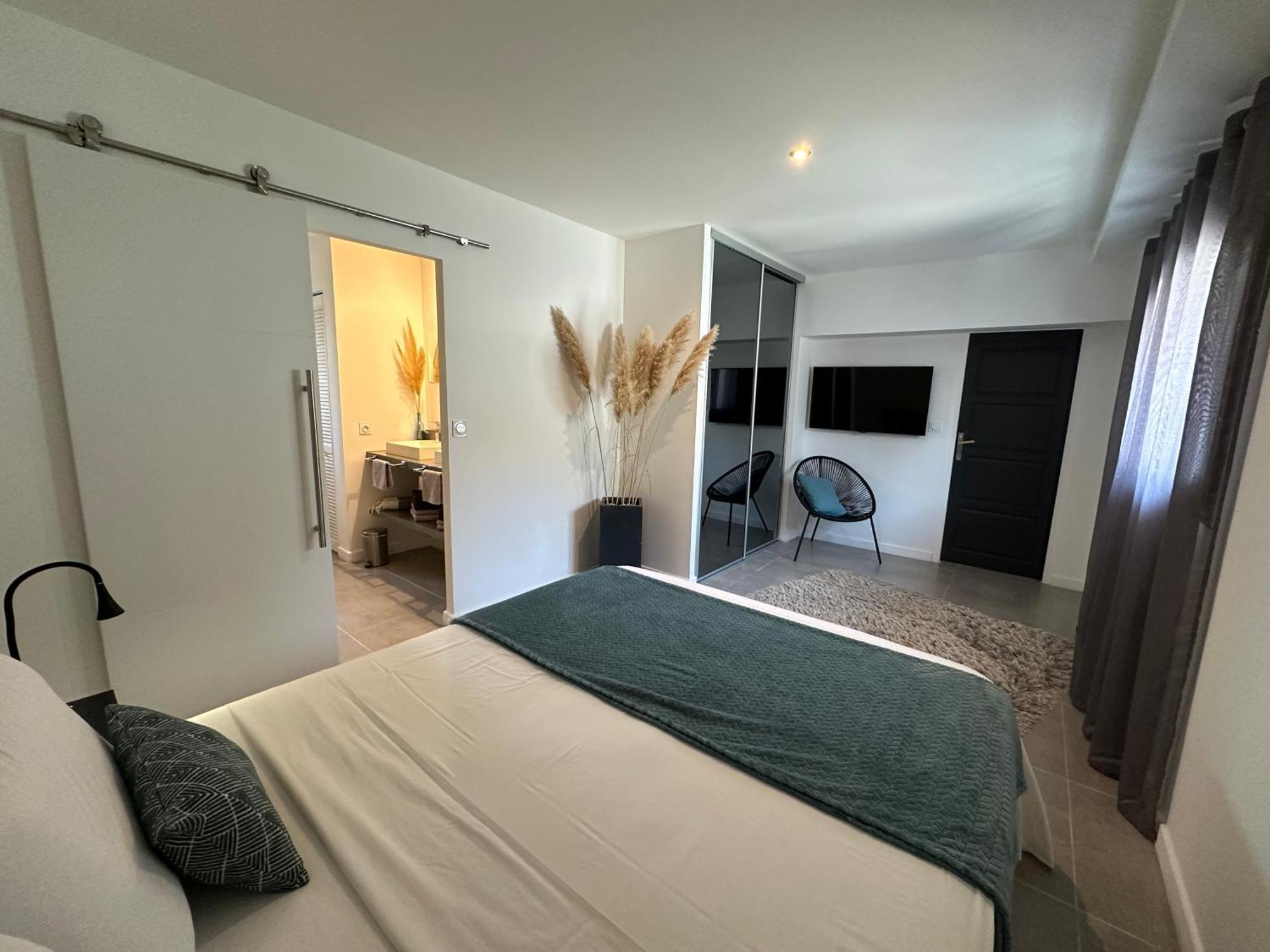 Maison Contemporaine Avec Piscine Privee Chauffee, Entre Plages Et Provence, Borne 11 Kw 이스틀 외부 사진