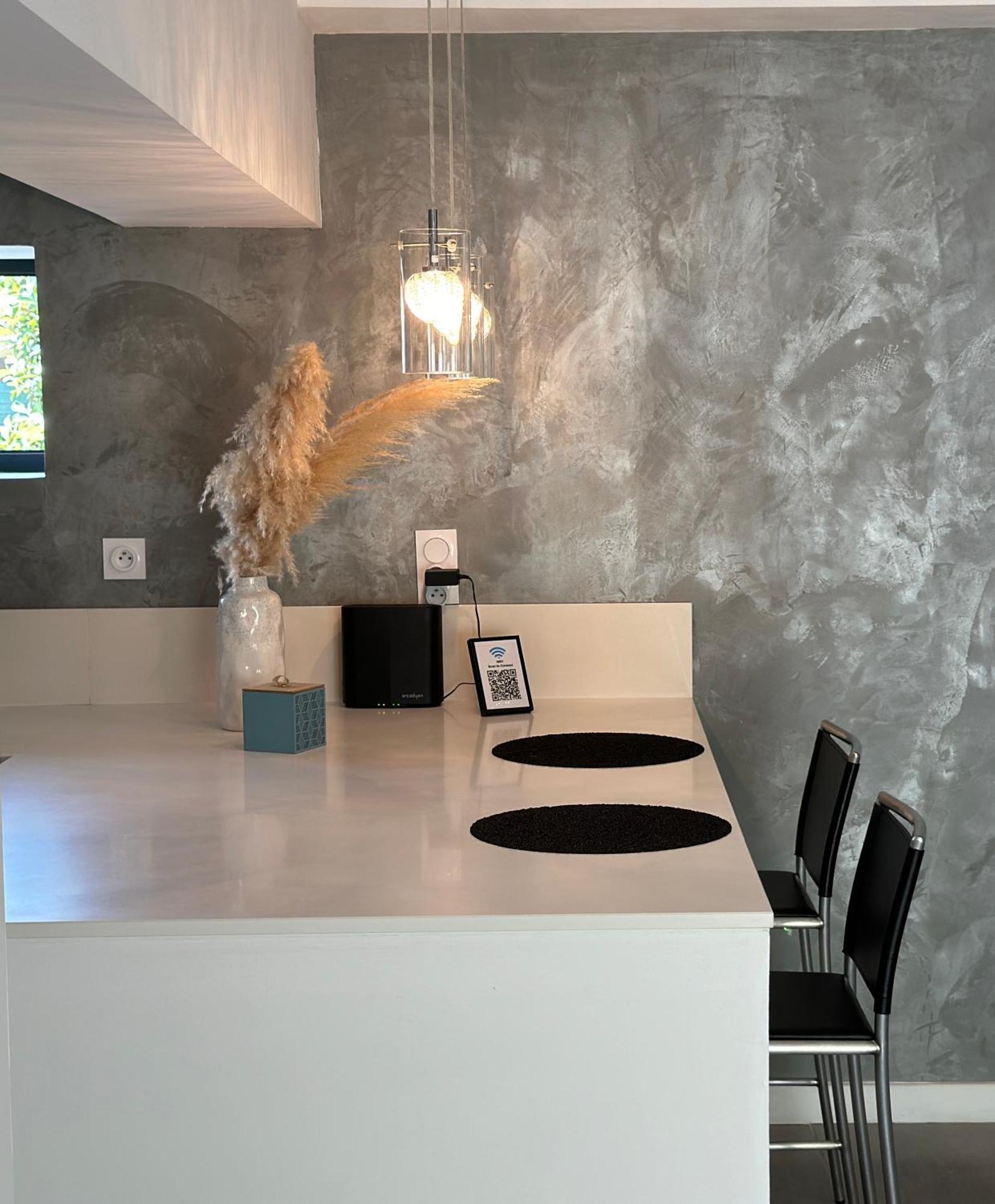Maison Contemporaine Avec Piscine Privee Chauffee, Entre Plages Et Provence, Borne 11 Kw 이스틀 외부 사진