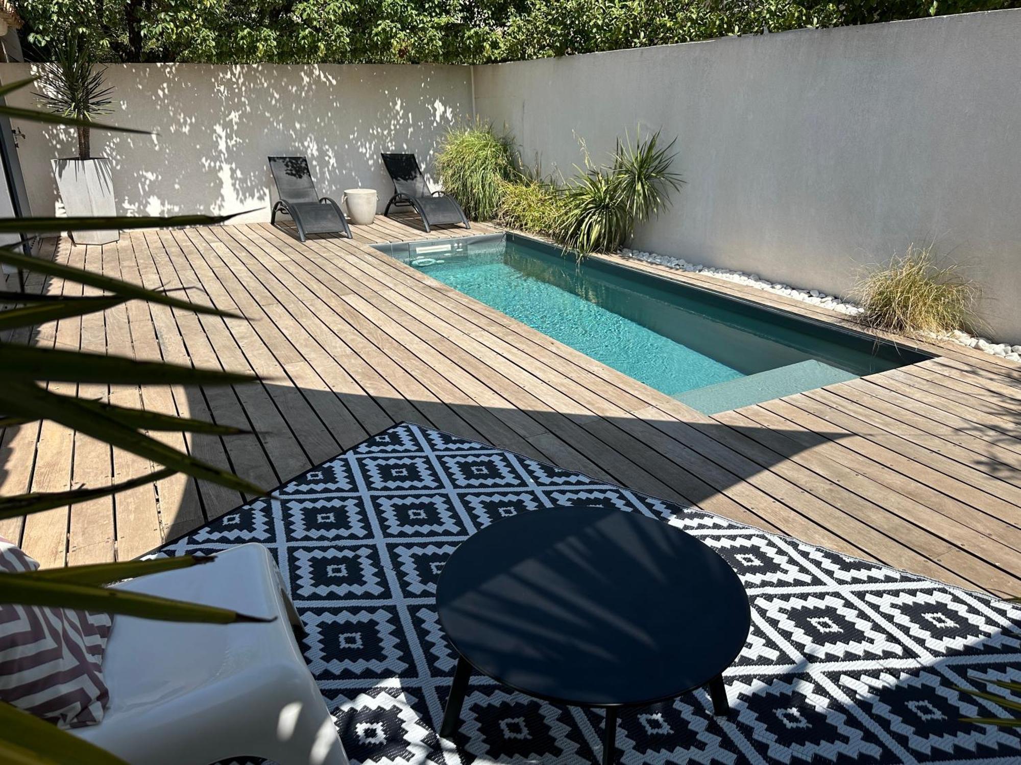 Maison Contemporaine Avec Piscine Privee Chauffee, Entre Plages Et Provence, Borne 11 Kw 이스틀 외부 사진