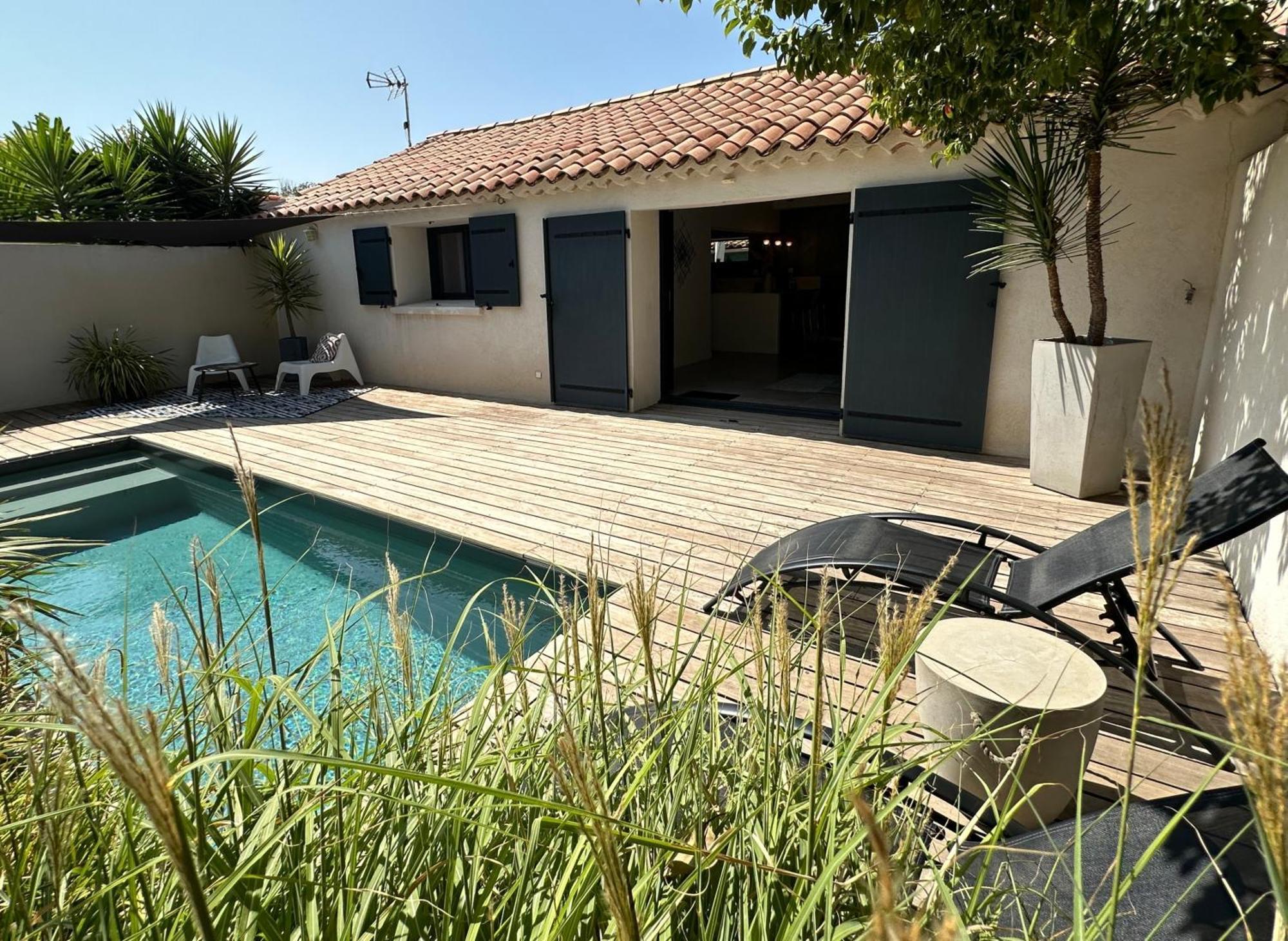 Maison Contemporaine Avec Piscine Privee Chauffee, Entre Plages Et Provence, Borne 11 Kw 이스틀 외부 사진