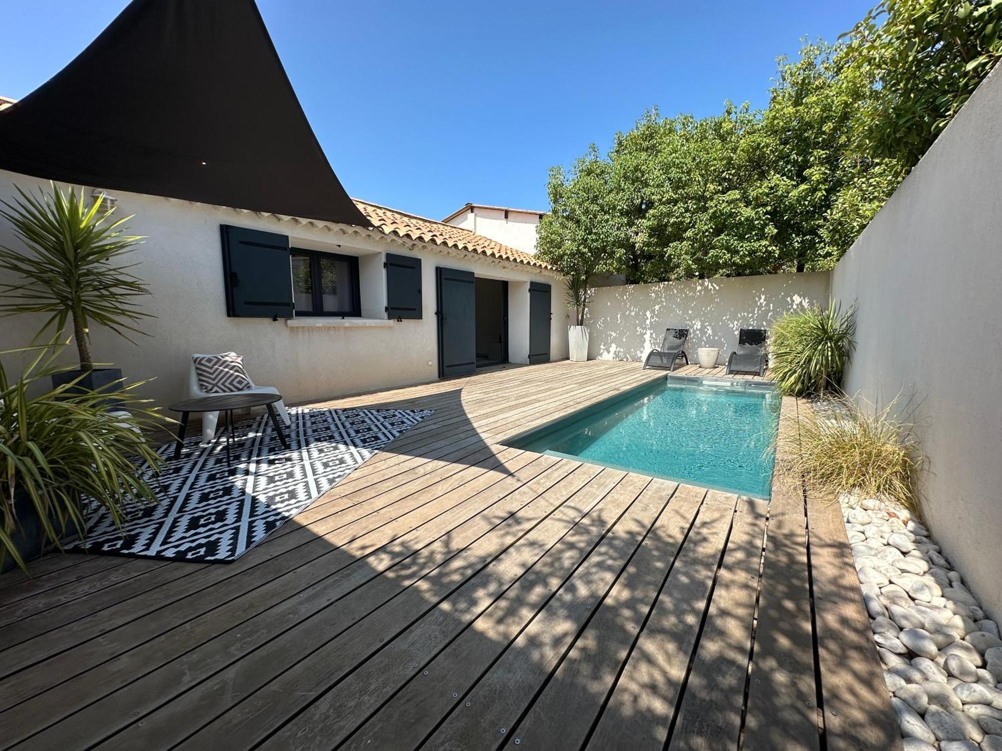 Maison Contemporaine Avec Piscine Privee Chauffee, Entre Plages Et Provence, Borne 11 Kw 이스틀 외부 사진